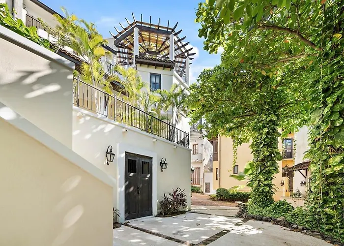 Stylish Beach-themed With Two Bedrooms And Lovely Ocean Views *