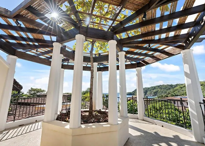 Stylish Beach-themed With Two Bedrooms And Lovely Ocean Views *